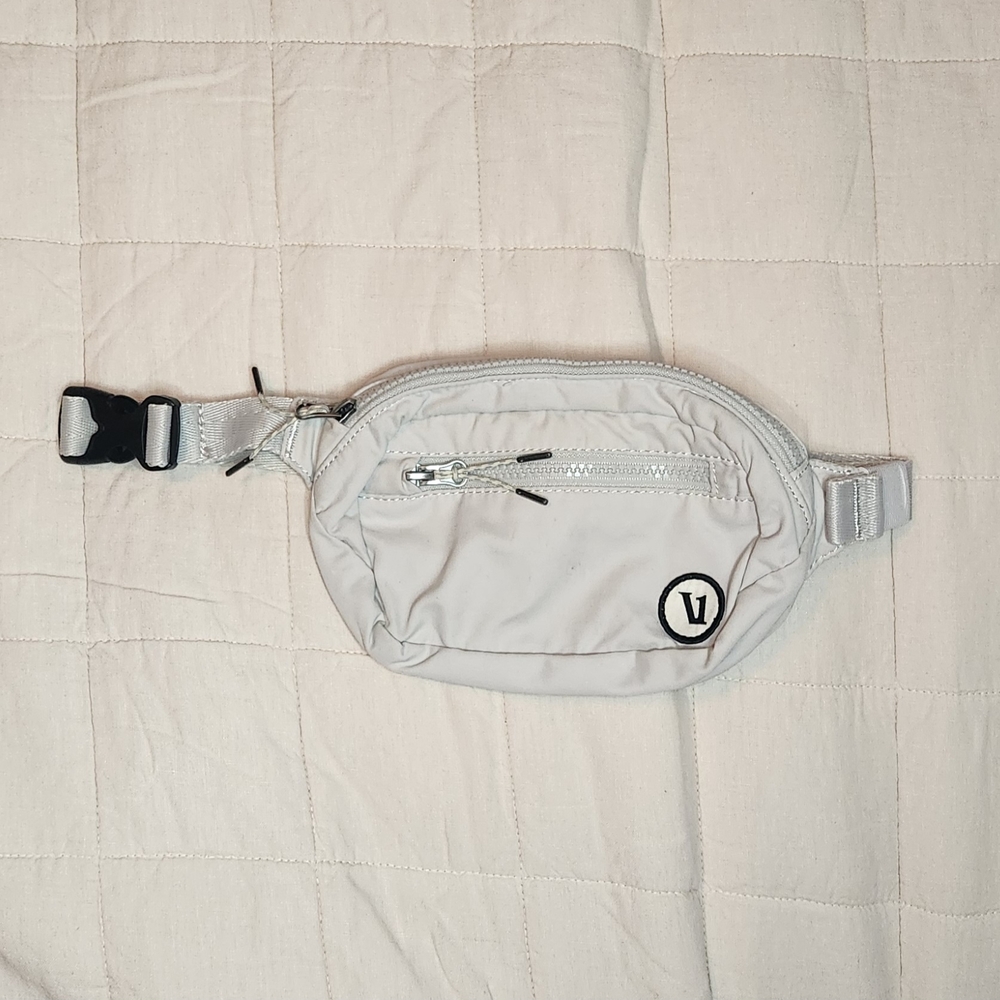 Vuori Hip Pack In Salt
